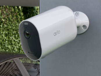 Arlo Pro 4 XL 和 Ultra 2 XL 安全摄像头具有运动激活聚光灯和 365 天电池寿命